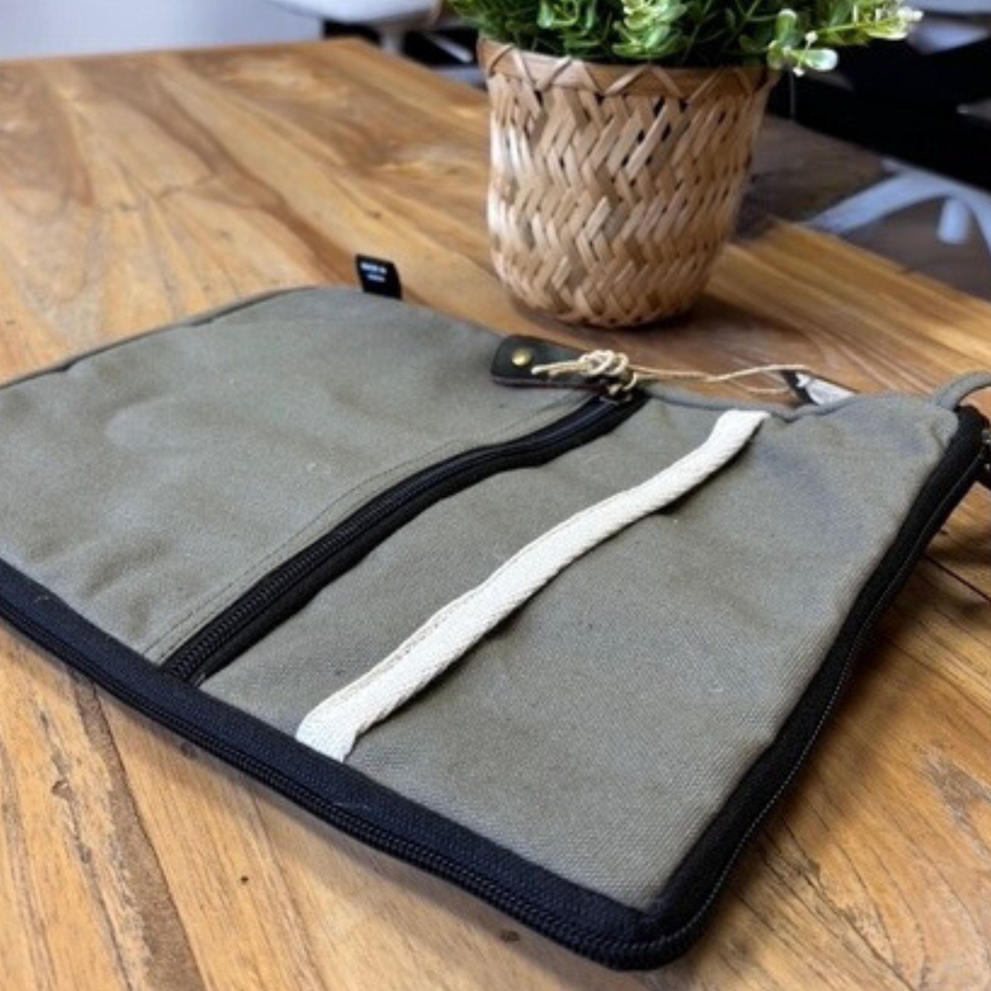 Canvas Large Laptop Pouch – Olive | www.artisan-gifts.co.uk 4 Canvas Large Laptop Pouch – Olive | www.artisan-gifts.co.uk 3