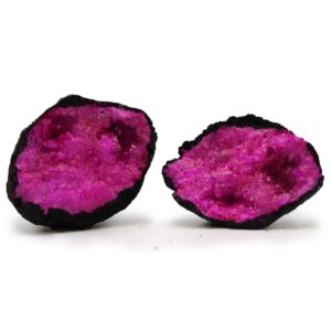 Coloured Calsite Geodes – Black Rock – Dark Red / Pink | www.artisan-gifts.co.uk 1