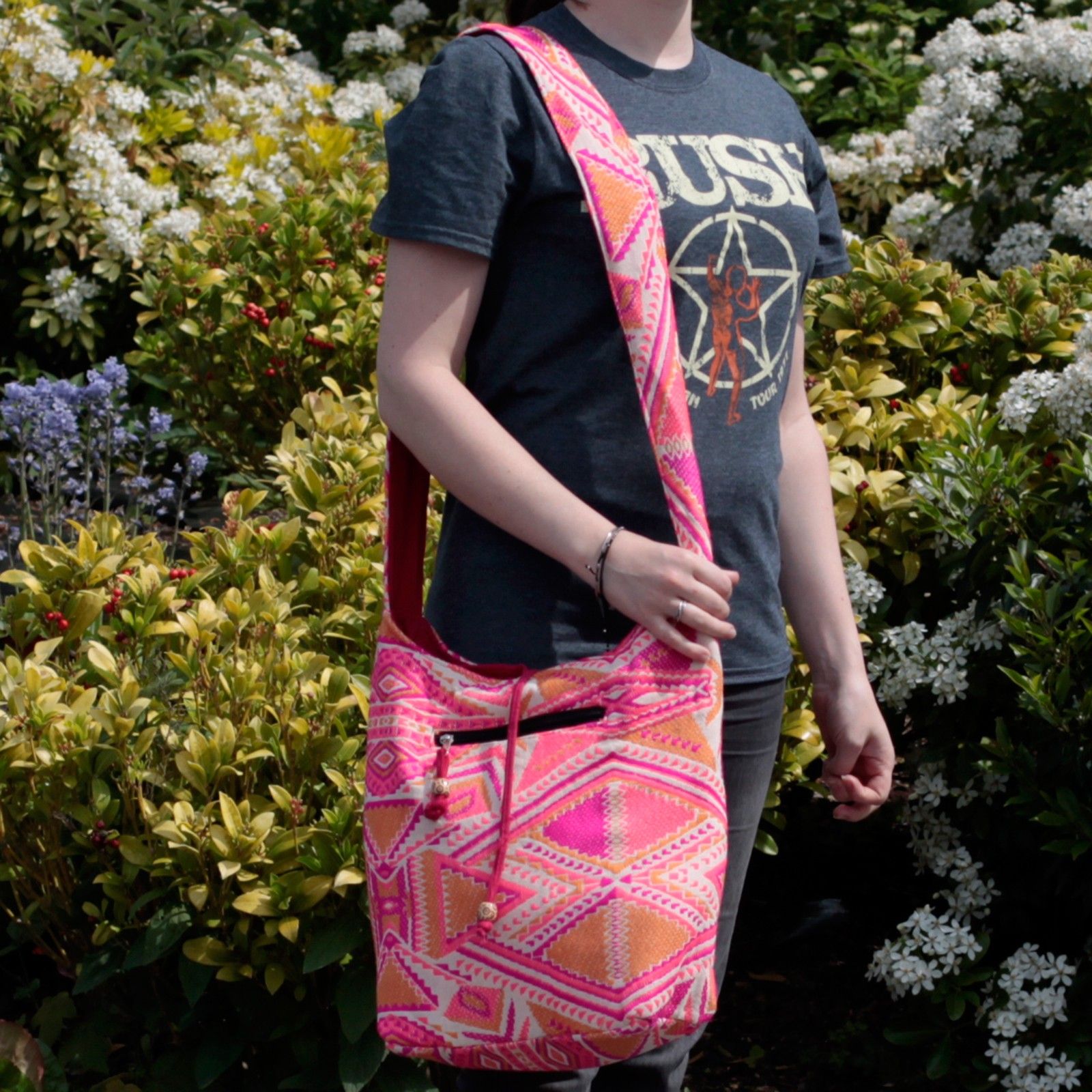 Kathmandu Big Bag – Sunset | www.artisan-gifts.co.uk 3 Kathmandu Big Bag – Sunset | www.artisan-gifts.co.uk 2