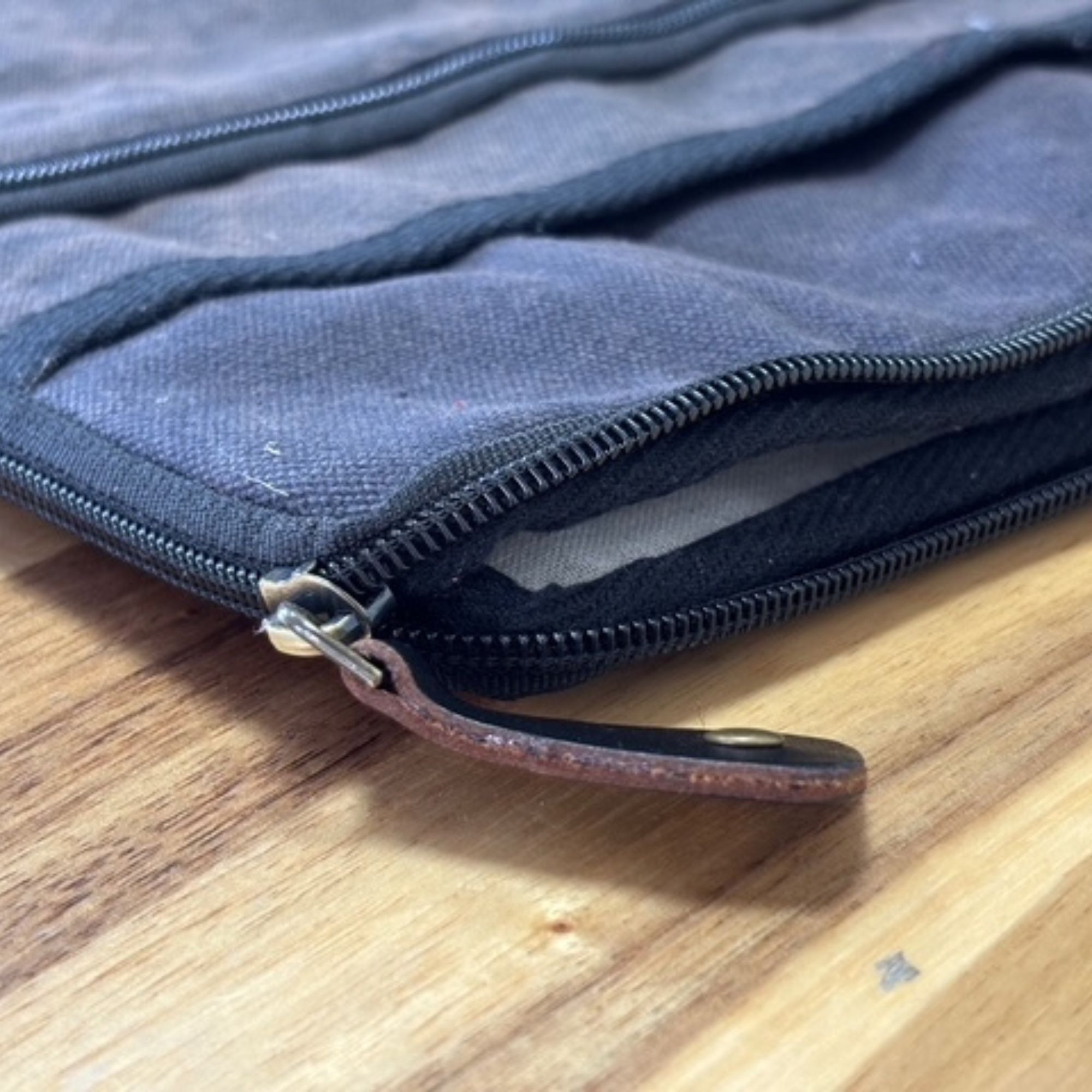 Stonewash Tablet Pouch – Charcoal | www.artisan-gifts.co.uk 5 Stonewash Tablet Pouch – Charcoal | www.artisan-gifts.co.uk 4