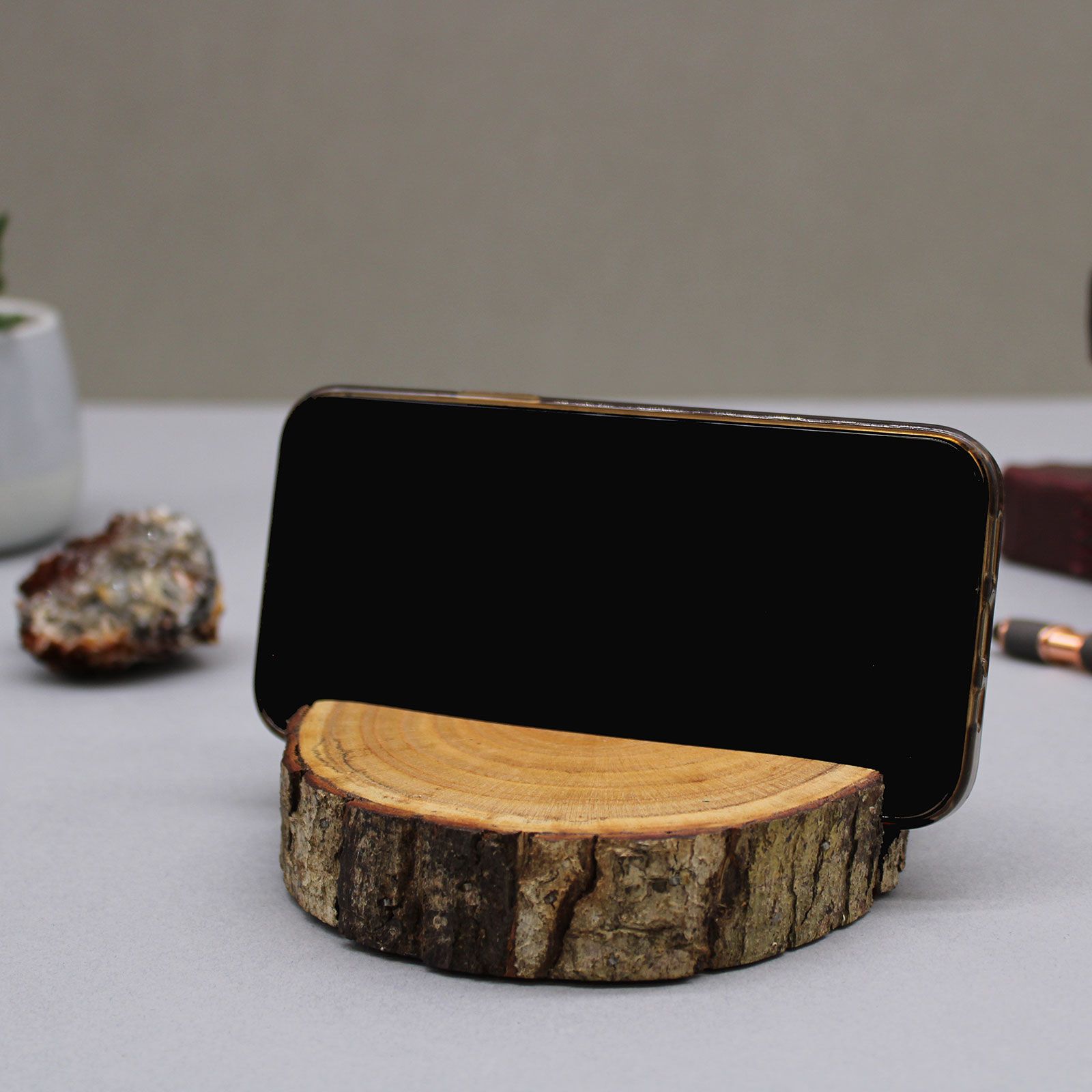 Small Log Phone Holder (full slice) – Natural | www.artisan-gifts.co.uk 8 Small Log Phone Holder (full slice) – Natural | www.artisan-gifts.co.uk 7