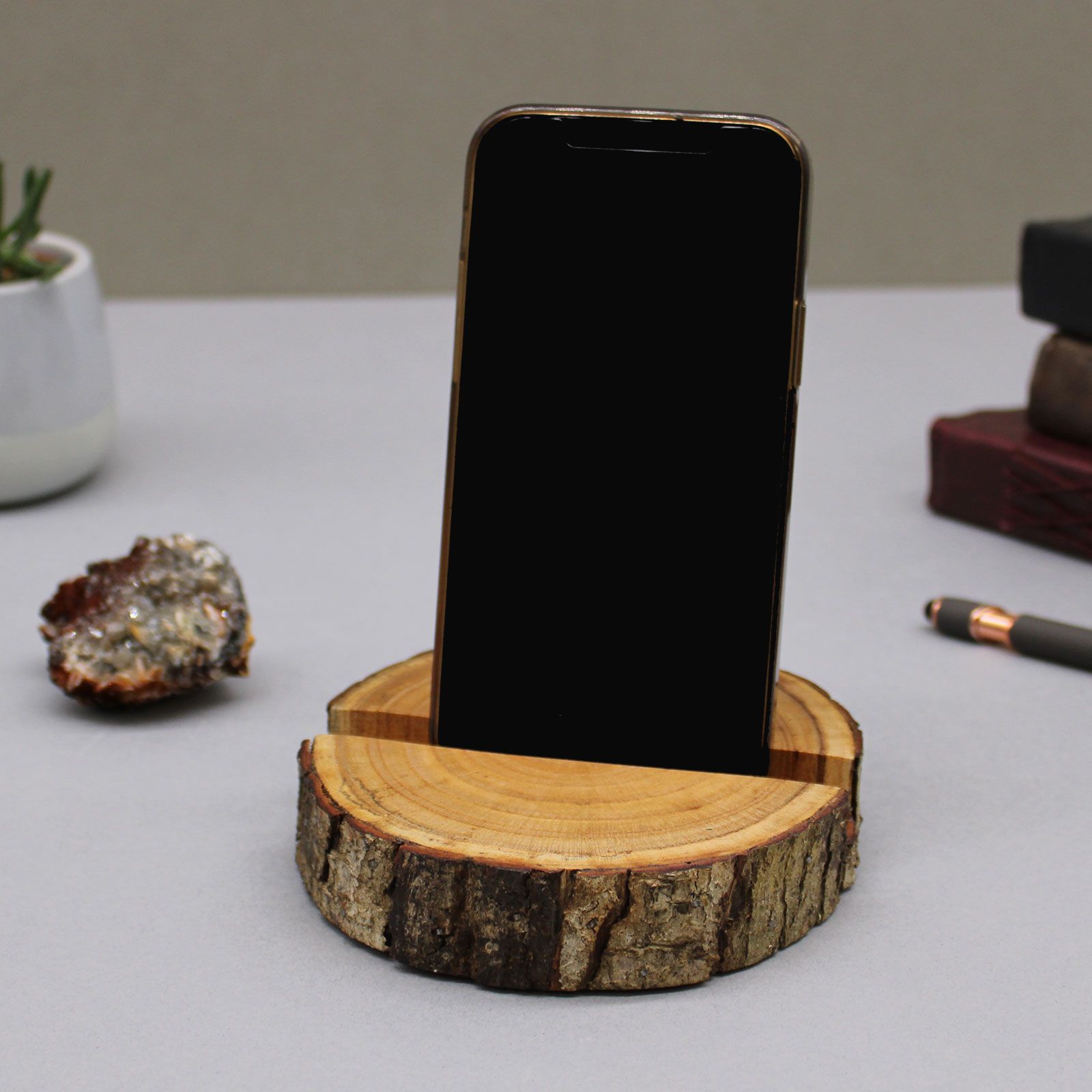 Small Log Phone Holder (full slice) – Natural | www.artisan-gifts.co.uk 7 Small Log Phone Holder (full slice) – Natural | www.artisan-gifts.co.uk 6