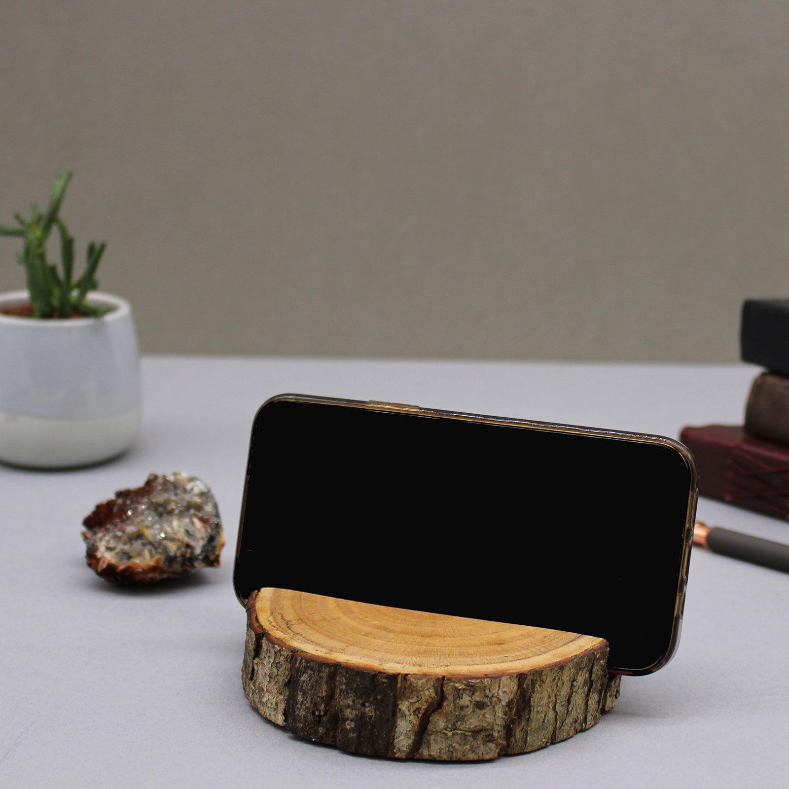 Small Log Phone Holder (full slice) – Natural | www.artisan-gifts.co.uk 6 Small Log Phone Holder (full slice) – Natural | www.artisan-gifts.co.uk 5
