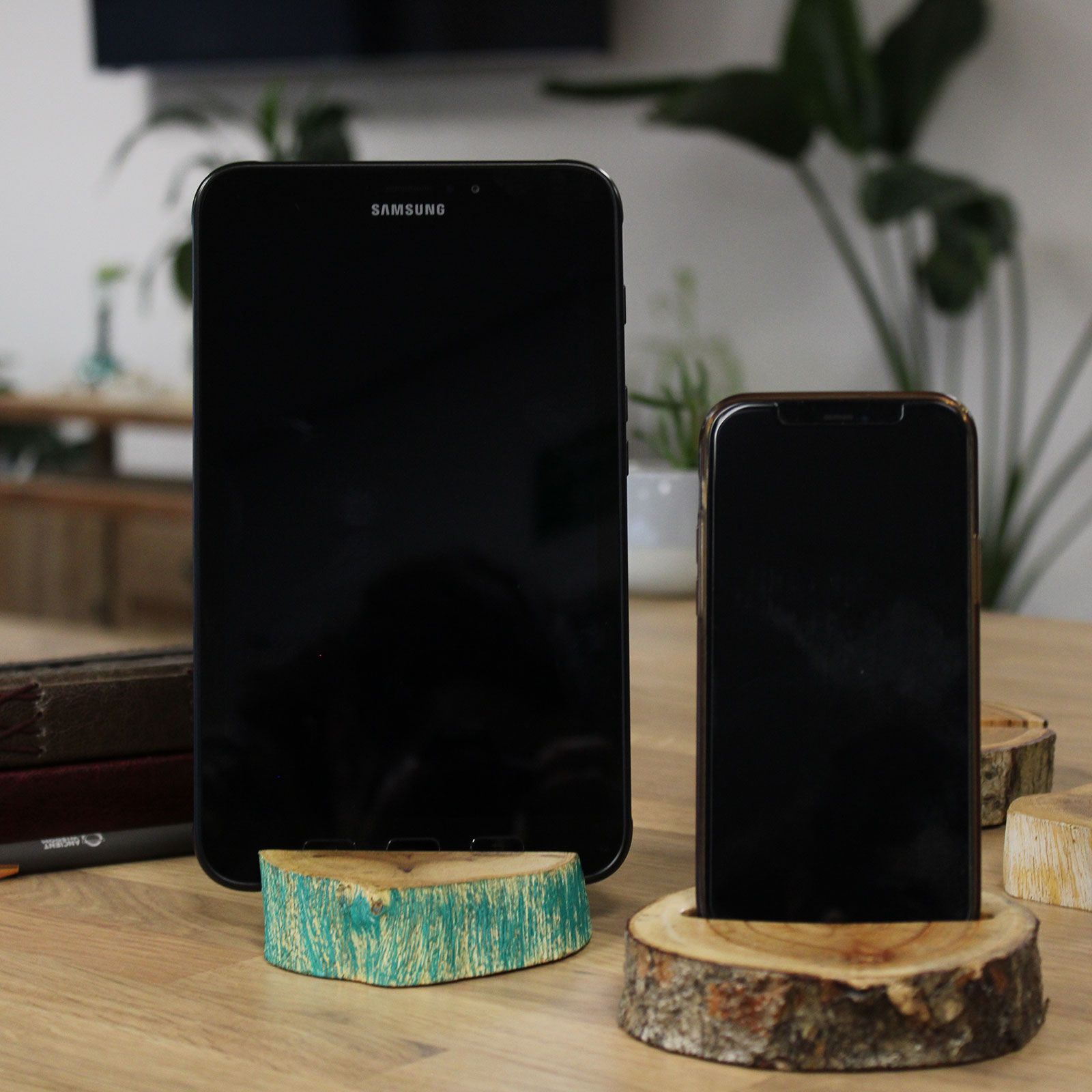 Small Log Phone Holder (slot) – Natural | www.artisan-gifts.co.uk 10 Small Log Phone Holder (slot) – Natural | www.artisan-gifts.co.uk 9