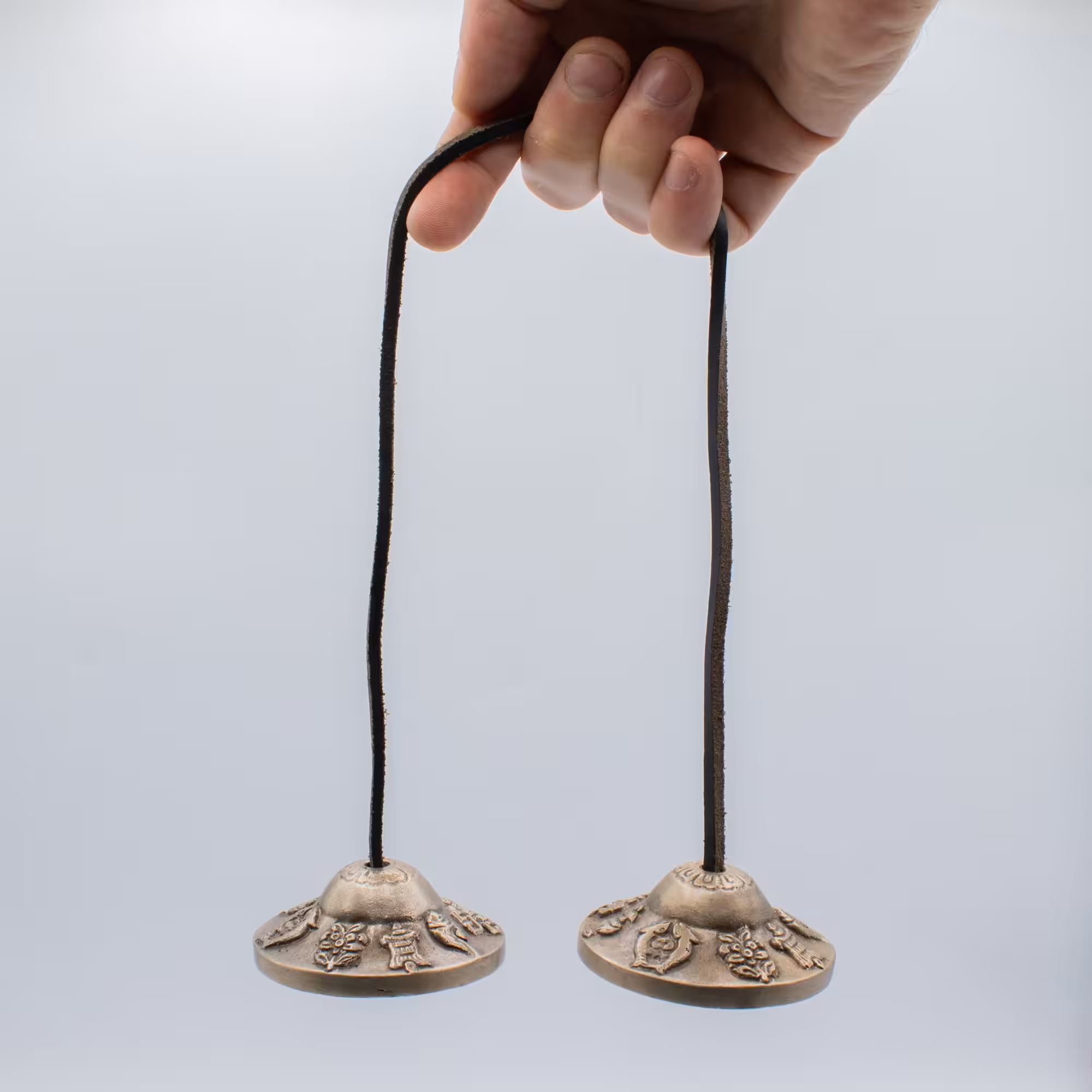 Premium Brass Tibetan Tingsha – Lucky Symbols – approx 6cm (155gm) | www.artisan-gifts.co.uk 5 Premium Brass Tibetan Tingsha - Lucky Symbols - approx 6cm (155gm) - Image 4