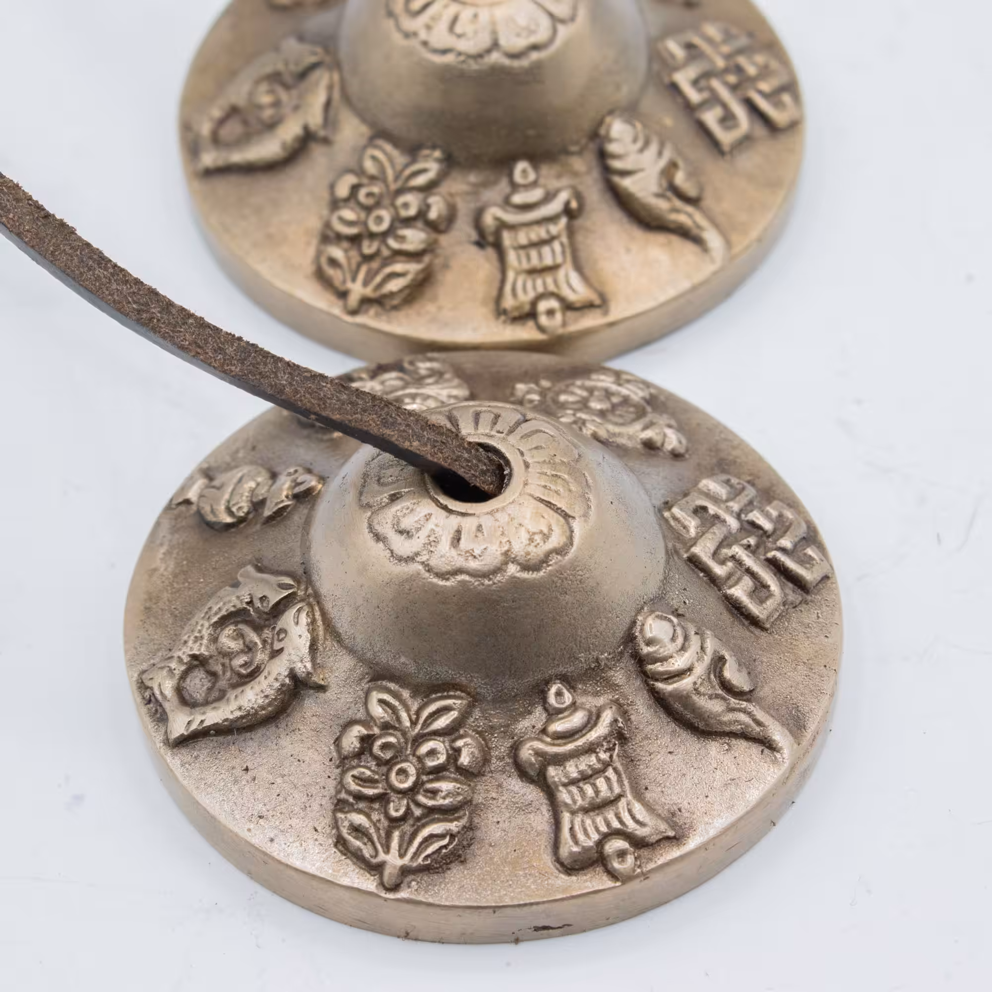 Premium Brass Tibetan Tingsha – Lucky Symbols – approx 6cm (155gm) | www.artisan-gifts.co.uk 6 Premium Brass Tibetan Tingsha - Lucky Symbols - approx 6cm (155gm) - Image 5